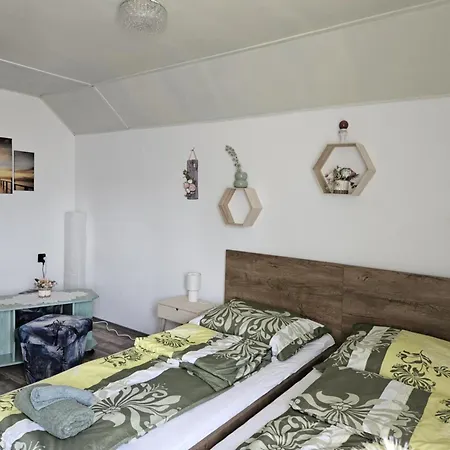 Leon Apartment Balatonszarszo